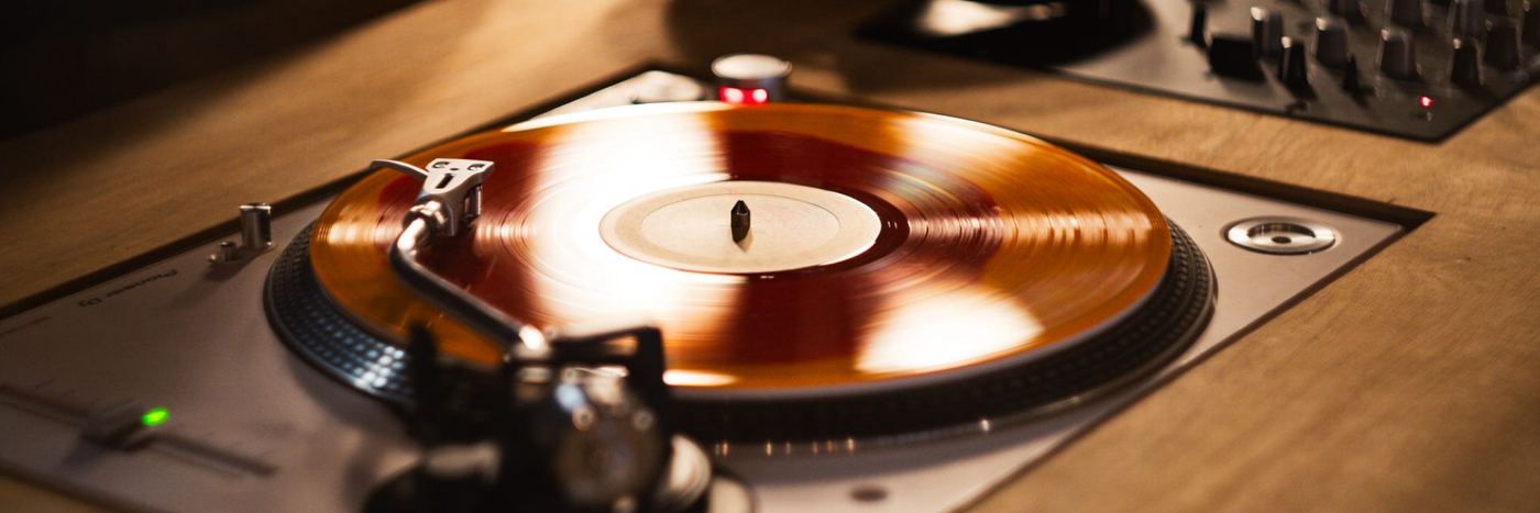 THE VINYL VIBE banner